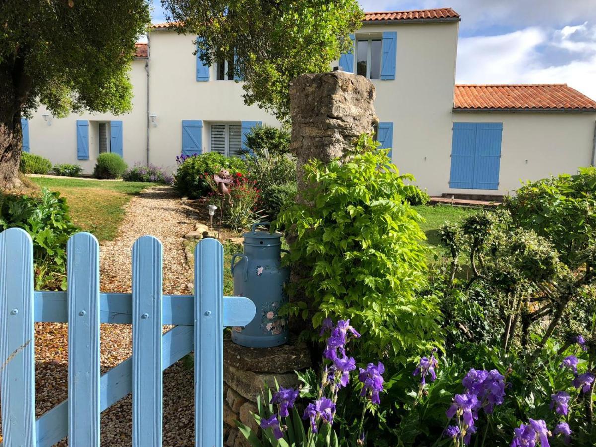 L'Enclos Bleu, Gite - Marais Poitevin Avec Piscine Chauffee Chaille-Les-Marais Dış mekan fotoğraf