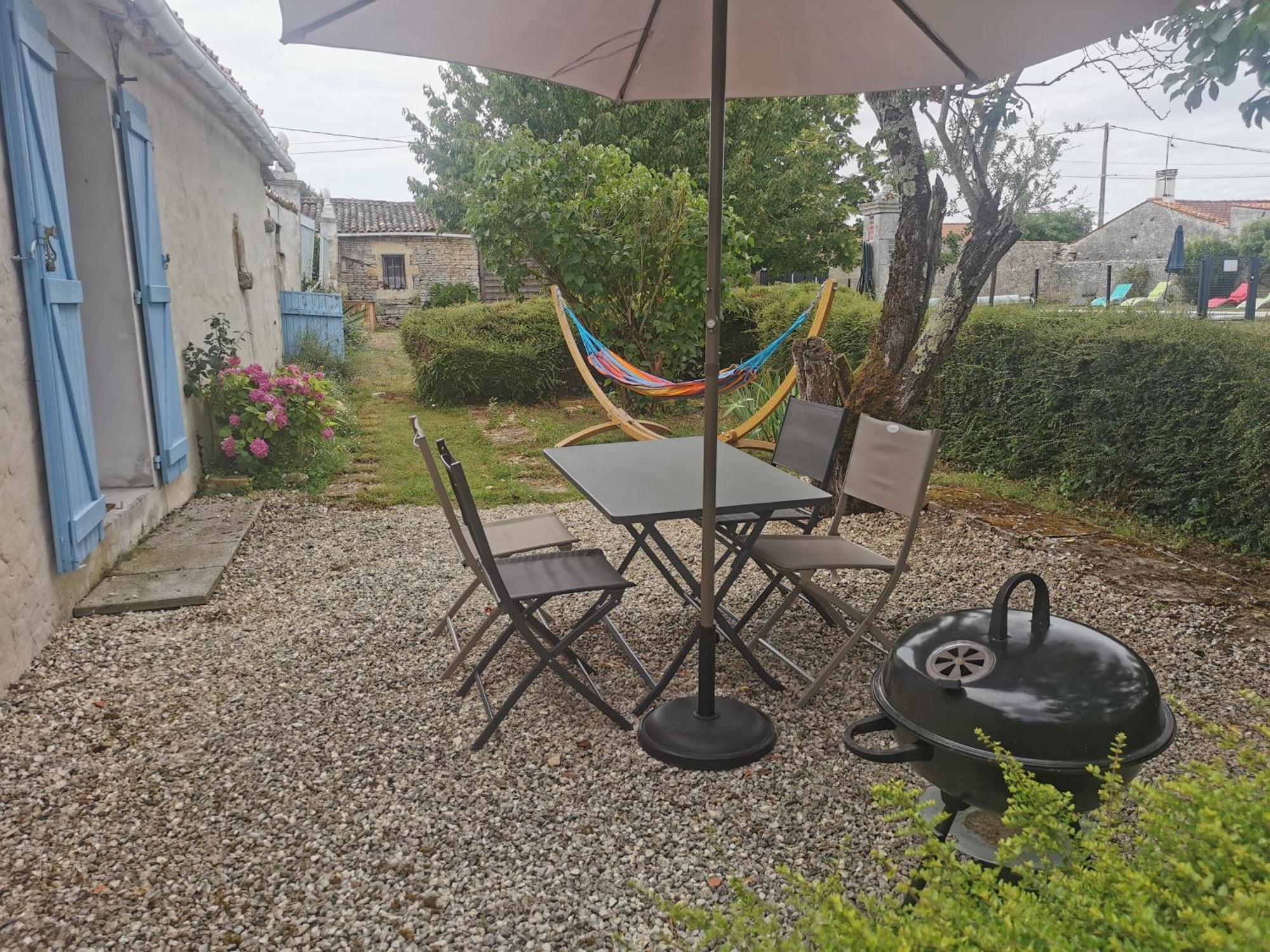 L'Enclos Bleu, Gite - Marais Poitevin Avec Piscine Chauffee Chaille-Les-Marais Dış mekan fotoğraf