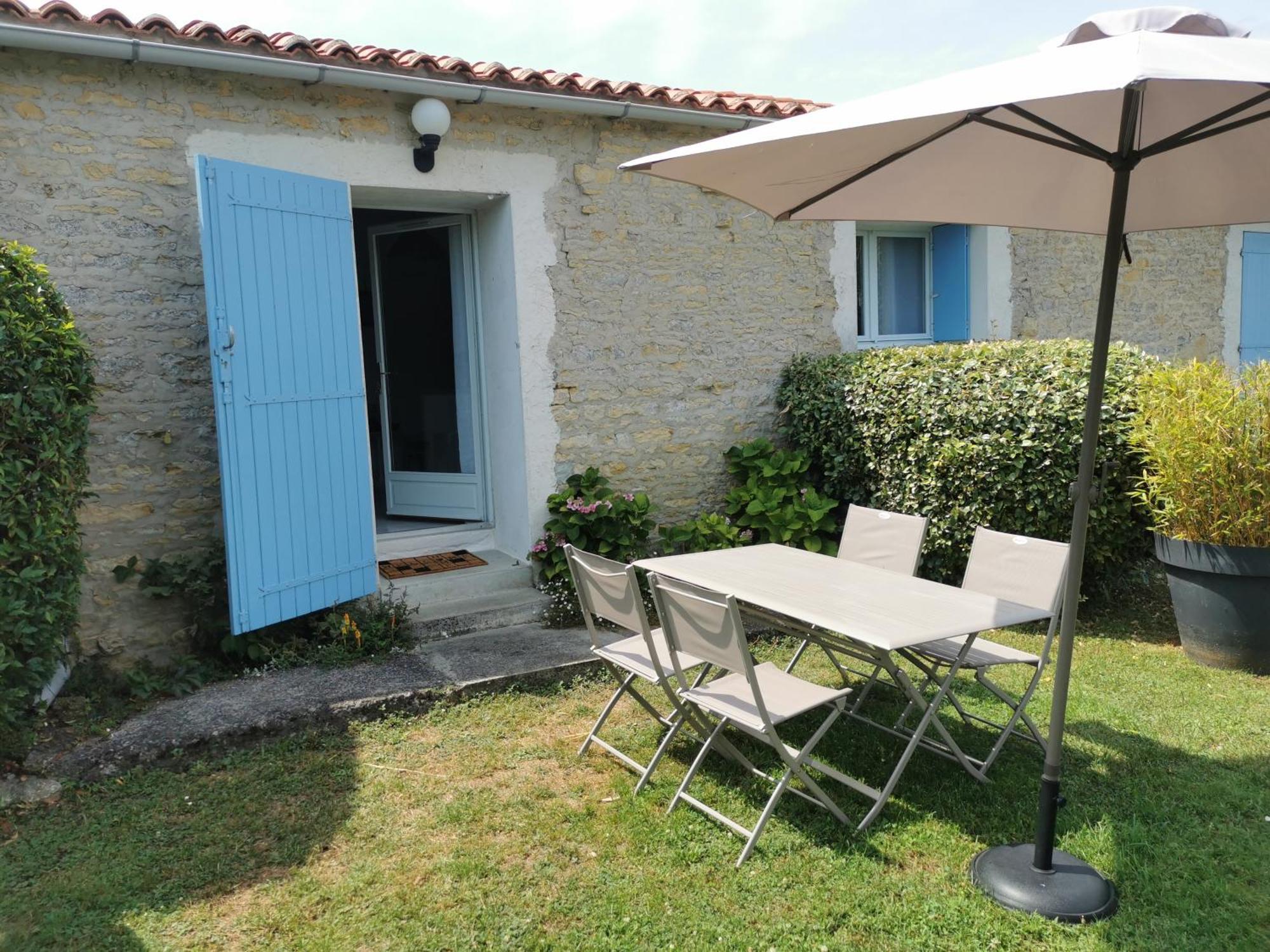 L'Enclos Bleu, Gite - Marais Poitevin Avec Piscine Chauffee Chaille-Les-Marais Dış mekan fotoğraf